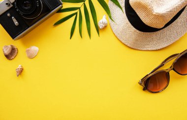 Gezgin 'in aksesuarlarının yukarıdan görünüşü. Önemli tatil eşyaları. Seyahat konsepti. Düz yatıyordu