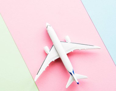 Model uçak, pastel renkli arka plan. Düz dizayn..