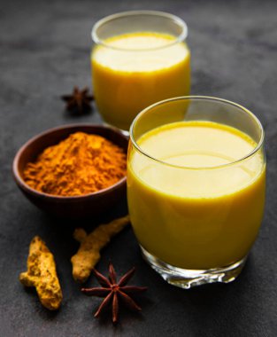 Sarı zerdeçal latte. Tarçınlı altın süt, zerdeçal, zencefil ve bal....