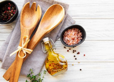 Ahşap çatal bıçak takımının üst görüntüsü ahşap arka planda, düz yatıyordu.