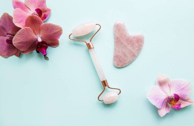 Yüz masajı için Jade Roller. Pembe gua sha yüz masajı aletleri. Yaş, kaldırma ve tonlama tedavisi