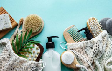 Sıfır doğal kozmetik ürünlerini pastel yeşil arka planda ziyan ediyor. Düz yatıyordu. 