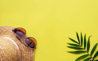 Gezgin 'in aksesuarlarının yukarıdan görünüşü. Önemli tatil eşyaları. Seyahat konsepti. Düz yatıyordu