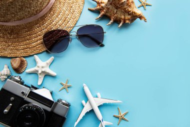 Gezgin 'in aksesuarlarının yukarıdan görünüşü. Önemli tatil eşyaları. Seyahat konsepti. Düz yatıyordu