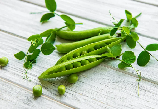 Vainas Guisantes Verdes Con Hojas Guisante Sobre Fondo Madera Blanca —  Fotos de Stock