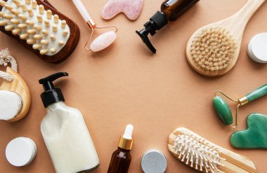 Kahverengi arka planda sıfır atık banyo aksesuarı ve yeşim silindir. Düz yatıyordu