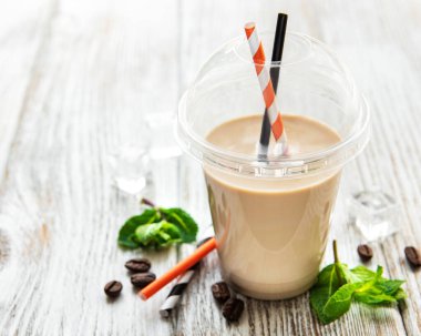 Süt ve nane aromalı nefis soğuk kahve kokteyli.