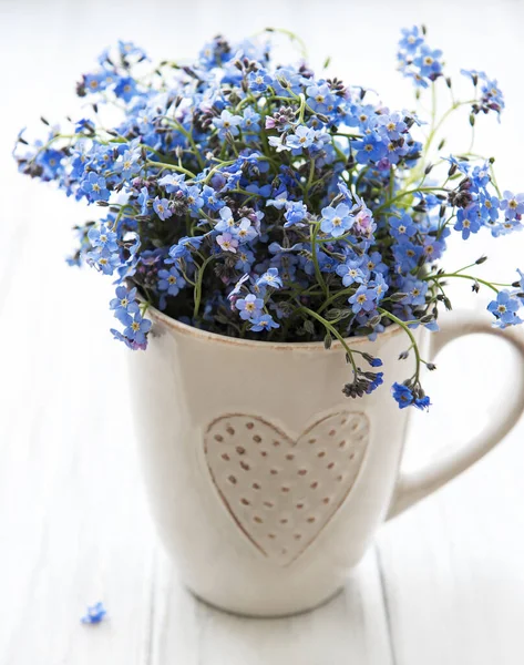 Olvídame Flores Una Taza Sobre Mesa —  Fotos de Stock