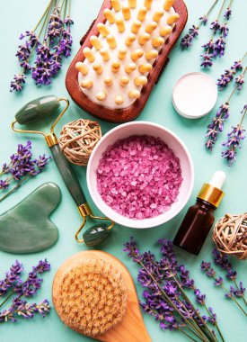 Lavantalı doğal organik SPA kozmetik. Düz banyo tuzu, spa ürünleri ve yeşil arka planda lavanta çiçekleri. Cilt bakımı, güzellik tedavi konsepti