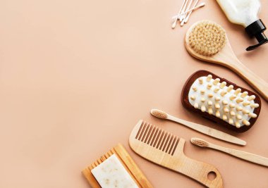 Kahverengi arka planda sıfır atık doğal kozmetik ürünleri. Düz yatıyordu. 