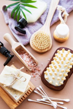 Açık kahverengi arka planda sıfır atık doğal kozmetik ürünleri. Düz yatıyordu.