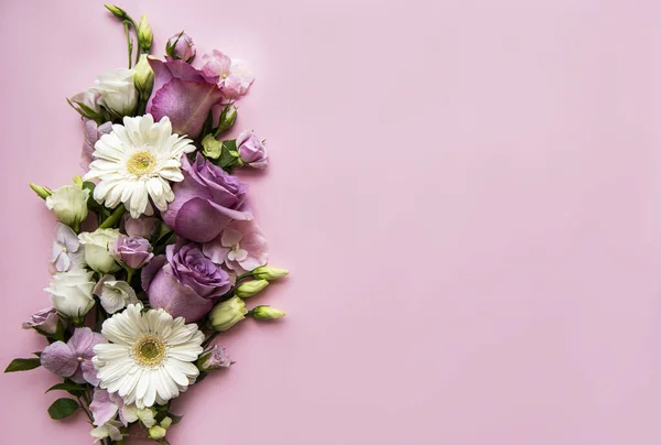 Πλαίσιο Από Λουλούδια Ροζ Παστέλ Φόντο Επίπεδη — Φωτογραφία Αρχείου