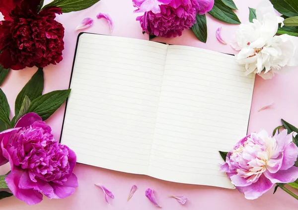 Cuaderno Vacío Flores Peonía Sobre Fondo Pastel Rosa Vista Superior — Foto de Stock
