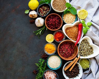 Siyah beton arka planda bir kasede çeşitli baharatlar. Üst görünüm kopyalama alanı.