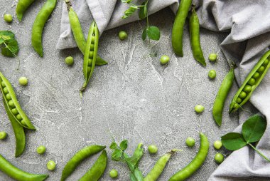 Beton zeminde yeşil bezelye kabukları. Organik yiyecekler.