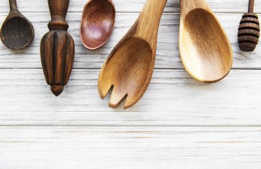 Ahşap çatal bıçak takımının üst görüntüsü beyaz ahşap arka planda, düz yatıyordu.