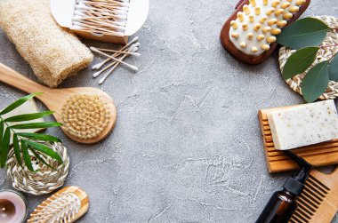 Sıfır atık doğal kozmetik ürünleri beton arka planda. Düz yatıyordu. 