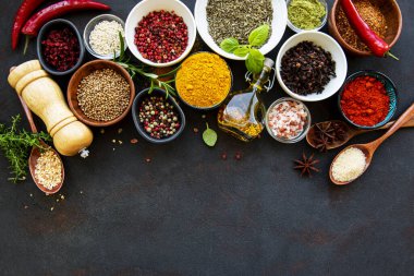 Siyah taş arka planda farklı baharatlar var. Üst görünüm. 