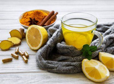 Geleneksel ilaçlar yerine doğal sağlıklı zerdeçal içeceği ve gribe karşı ilaçlar. Alternatif tıp konsepti.