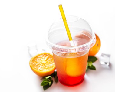 Turuncu ve buzlu taze kokteyl. Alkolik, alkolsüz, beyaz arka planda içecek.