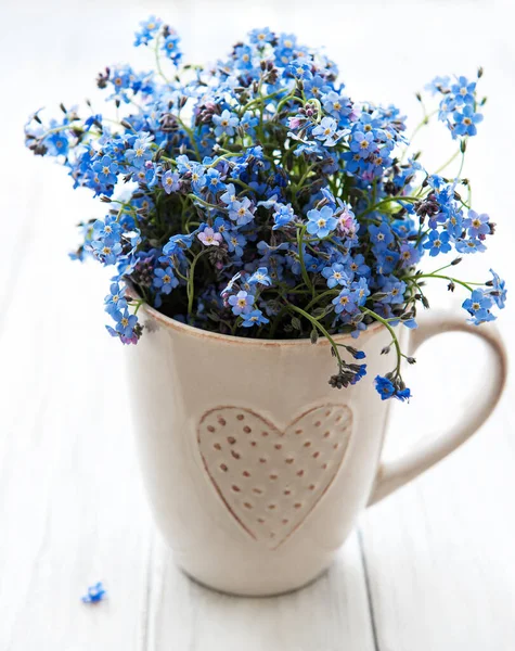 Olvídame Flores Una Taza Sobre Mesa —  Fotos de Stock