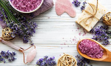 Lavantalı doğal organik SPA kozmetik. Düz banyo tuzu, spa ürünleri ve ahşap arka planda lavanta çiçekleri. Cilt bakımı, güzellik tedavi konsepti