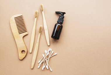 Kahverengi arka planda sıfır atık doğal kozmetik ürünleri. Düz yatıyordu.