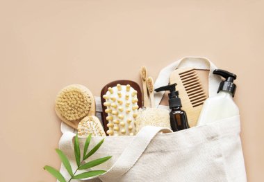 Kahverengi arka planda sıfır atık doğal kozmetik ürünleri. Düz yatıyordu. 