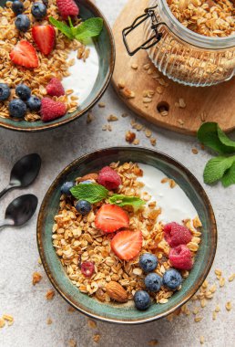 Granola, yoğurt, taze böğürtlen ve sağlıklı bir kahvaltı hazırlayan nane şekeri.
