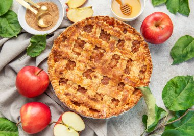 Klasik elmalı turta. Taze elma, bal, esmer şeker ve elma yapraklarıyla süslenmiş.