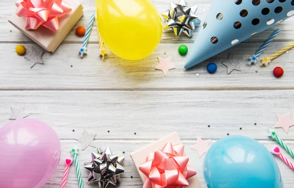 Joyeux Anniversaire Ou Fond De Fete Plat Lay Chapeaux D Anniversaire Wtih Confettis Et Rubans Sur Fond Blanc En Bois Vue Du Dessus Espace De Copie Conception Invitation Stock Photo Joyeux Anniversaire Ou Fond De Fete Plat Lay Chapeaux D Anniversaire Wtih Confettis Et Rubans Sur Fond Blanc En Bois Vue Du Dessus Espace De Copie Conception Invitation Stock Photo