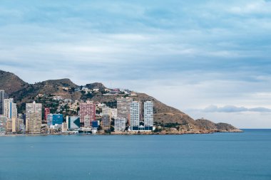 Benidorm kıyılarına ve dağların arkasındaki gökdelenlere bak.