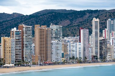 Akdeniz kıyısında gökdelenleri olan eşsiz bir İspanyol tatil köyü. Benidorm. İspanya