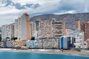 Akdeniz kıyısında gökdelenleri olan eşsiz bir İspanyol tatil köyü. Benidorm. İspanya