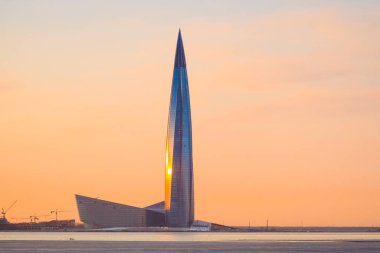 Günbatımında Finlandiya Körfezi kıyısındaki Gökdelen Lahta merkezinde. St. Petersburg 'da. Rusya