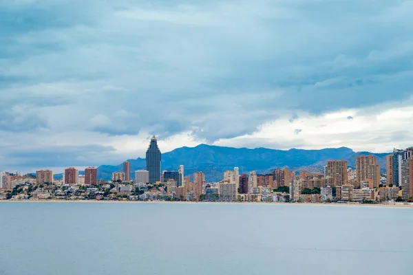 Akdeniz kıyısında gökdelenleri olan eşsiz bir İspanyol tatil köyü. Benidorm. İspanya