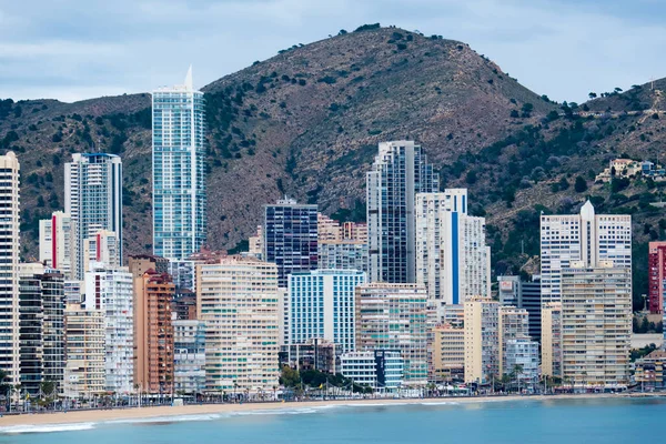 Benidorm kıyılarına ve dağların arkasındaki gökdelenlere bak.