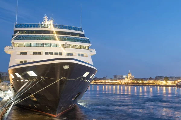 Saint-PETERSBURG, RUSSIA - 20 Haziran 2019: Azamara Seyahat Gemisi Azamara Beyaz Geceler sırasında St. Petersburg 'daki İngiliz Toprakları' na demir attı