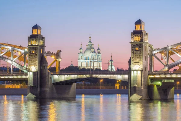 Haziran ayında Smolny Katedrali ve Bolsheokhtinsky Köprüsü 'nün manzarası. St. Petersburg 'da. Rusya