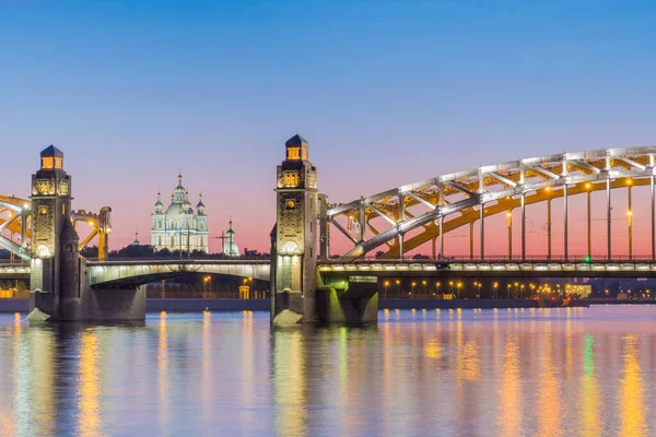 Haziran ayında Smolny Katedrali ve Bolsheokhtinsky Köprüsü 'nün manzarası. St. Petersburg 'da. Rusya