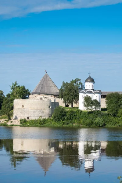 スタラヤ ラドーガの古い要塞と夏の風景 753年創業 ヴォルホフ川の岸 レニングラード地方 ロシア — ストック写真