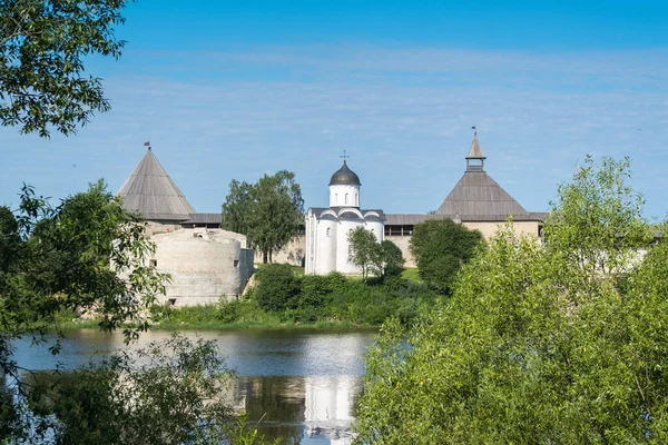 Paisagem Verão Com Uma Antiga Fortaleza Staraya Ladoga Fundada 753 — Fotografia de Stock