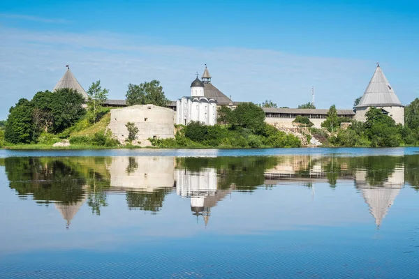 スタラヤ ラドーガの古い要塞と夏の風景 753年創業 ヴォルホフ川の岸 レニングラード地方 ロシア — ストック写真