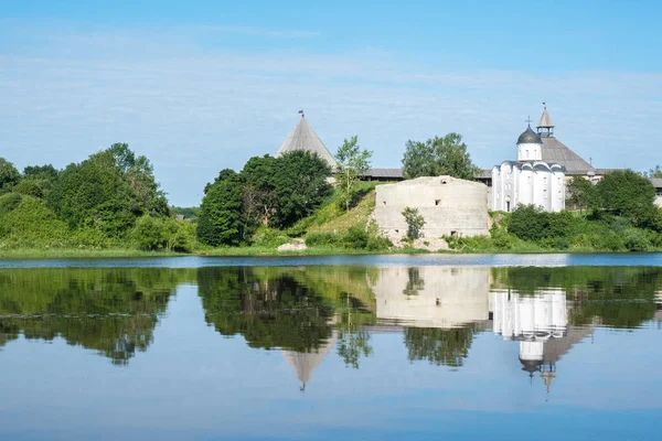 スタラヤ ラドーガの古い要塞と夏の風景 753年創業 ヴォルホフ川の岸 レニングラード地方 ロシア — ストック写真