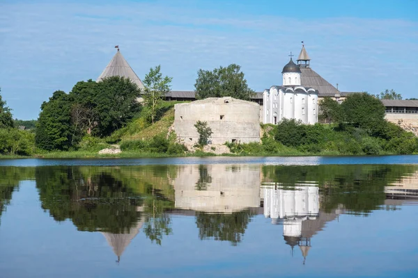 Paisagem Verão Com Uma Antiga Fortaleza Staraya Ladoga Fundada 753 — Fotografia de Stock