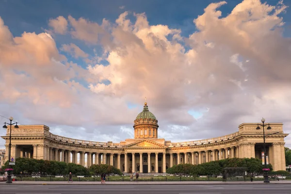 Kathedrale von Kasan in St. Petersburg bei Sonnenaufgang mit schönem Himmel — Stockfoto