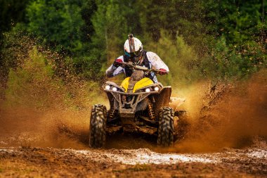 Kir pist üzerinde eylem ATV Order. Aşırı sürüş. Baja