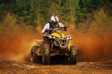 ATV macerası. Kir pistinde aşırı sürüş. Baja
