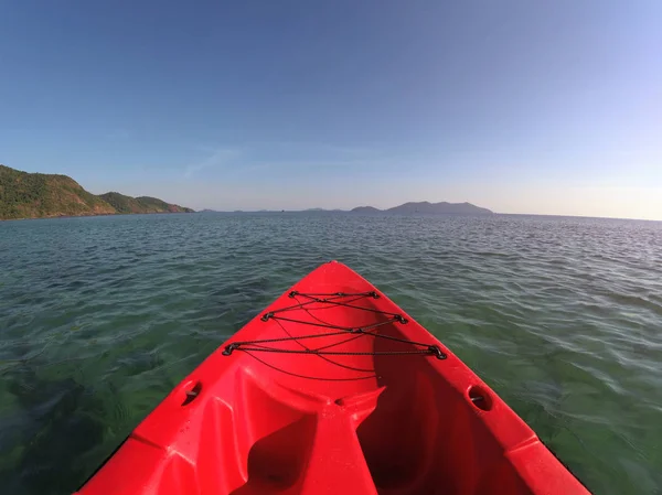 Kano macerası. Yaz tatilinde küçük adalar yakın denizde kırmızı kayık görünümü. Burun kayık parçası seçici odak