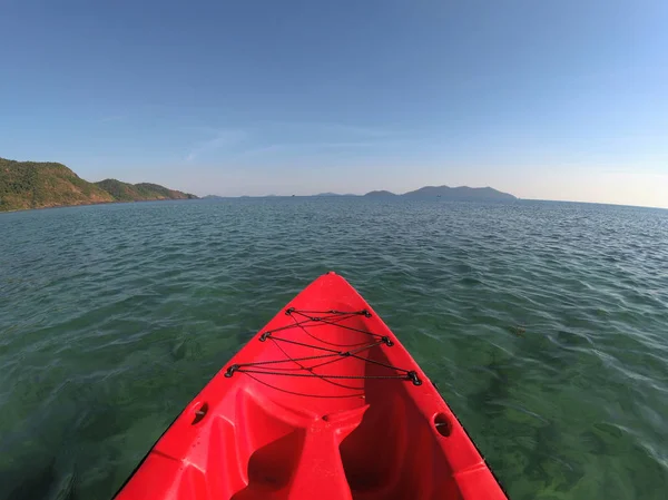 Kano macerası. Yaz tatilinde küçük adalar yakın denizde kırmızı kayık görünümü. Burun kayık parçası seçici odak